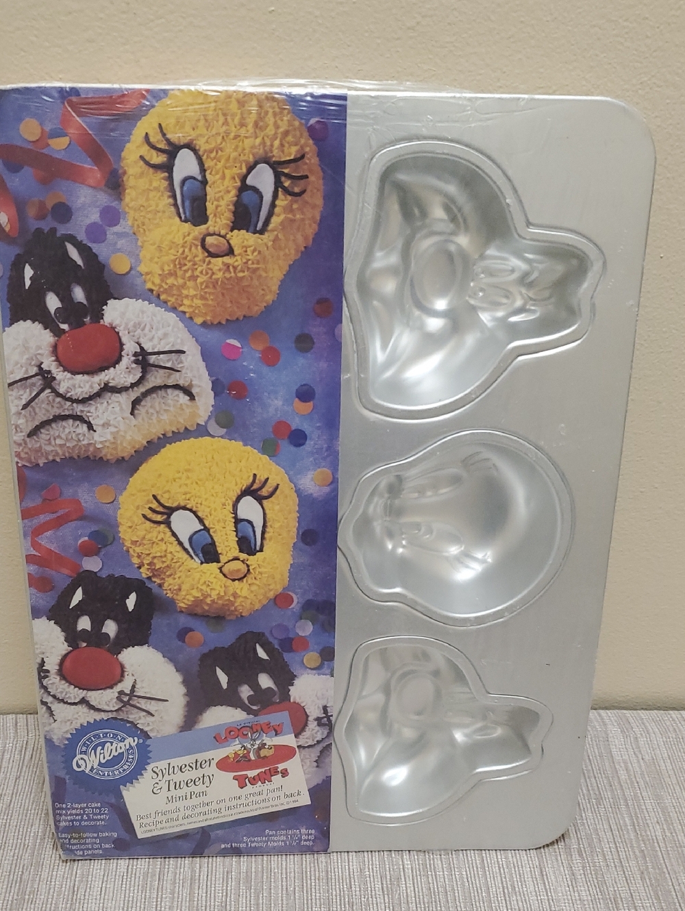 Warner Brothers Cake Pan